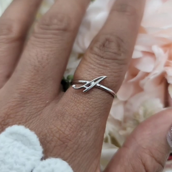 ♥️ DAINTY INITIAL STERLING SILVER RING - Picture 2 of 16